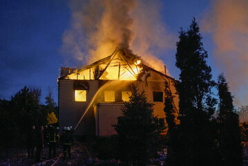 Un'abitazione in fiamme a Kharkiv